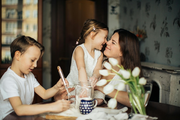 parental-jealousy-mother-engaged-with-one-kids-other-ignored