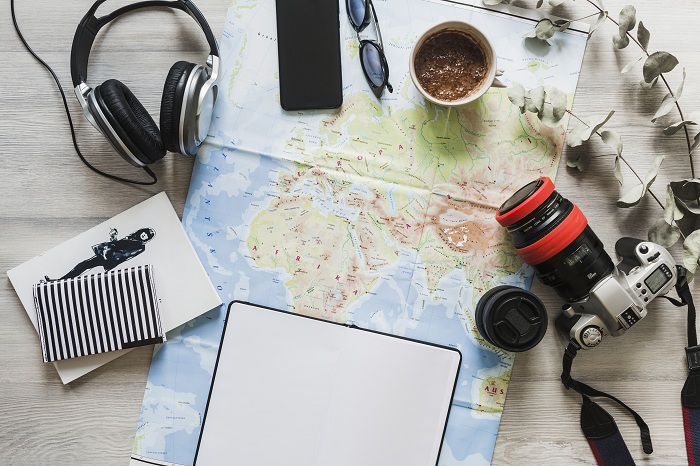 travelling-podcasts-accessories-map-table